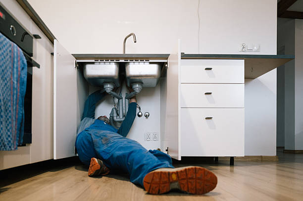Professional Emergency Plumber technician working in Ardmore, OK